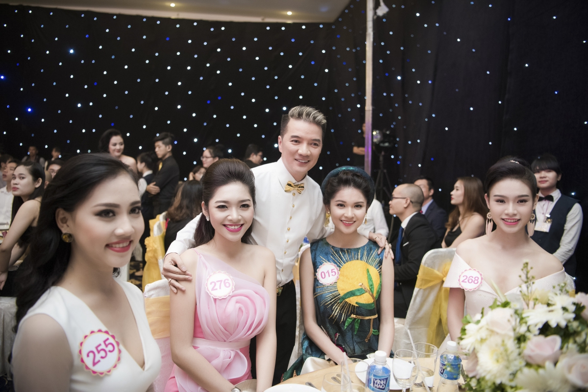 Đàm Vĩnh Hưng thân thiết bên dàn người đẹp HHVN 2016 11 Đàm Vĩnh Hưng thân thiết bên dàn người đẹp HHVN 2016 11